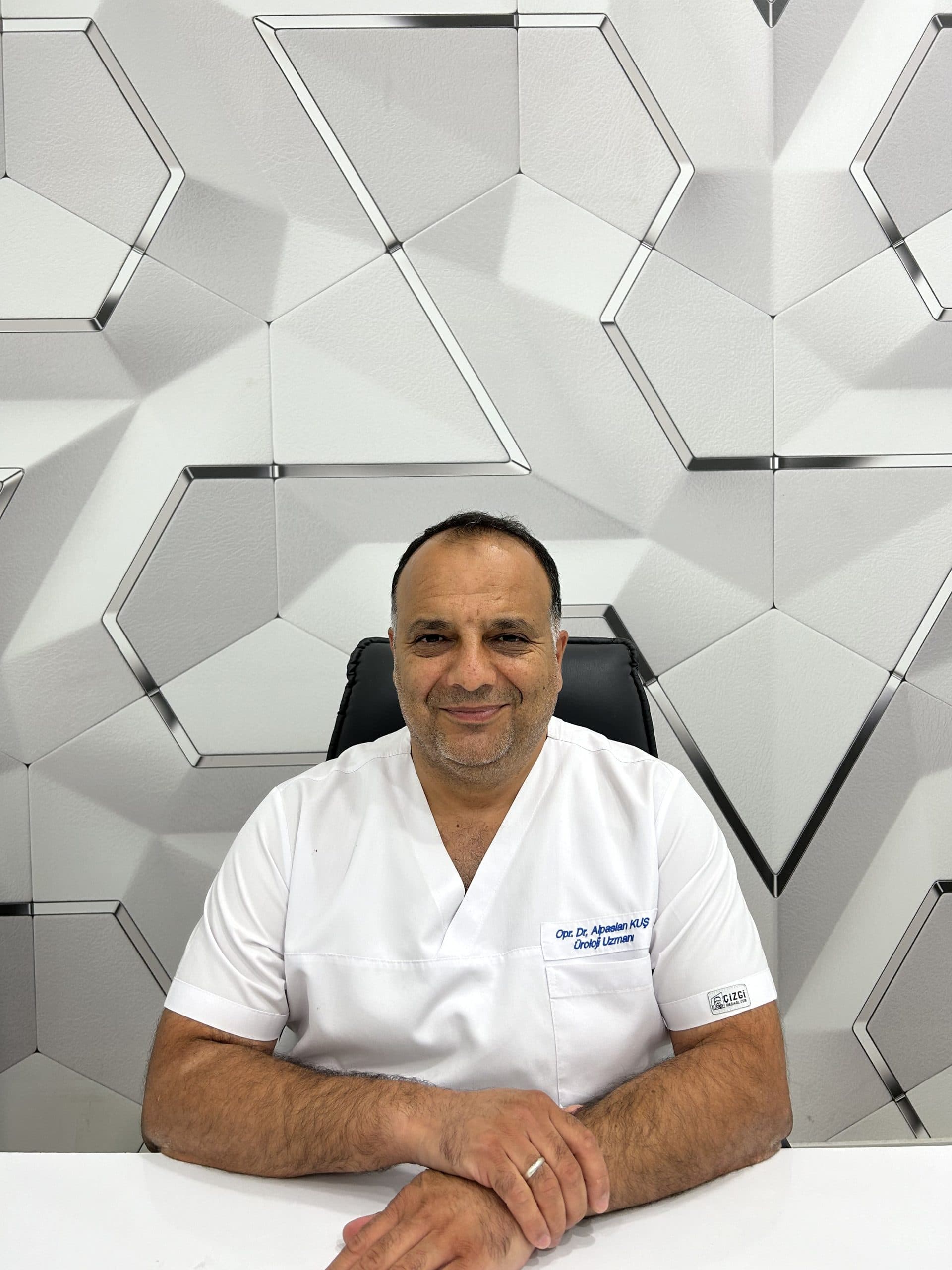 Op. Dr. Alpaslan Kuş, klinikte otururken çekilmiş fotoğrafı