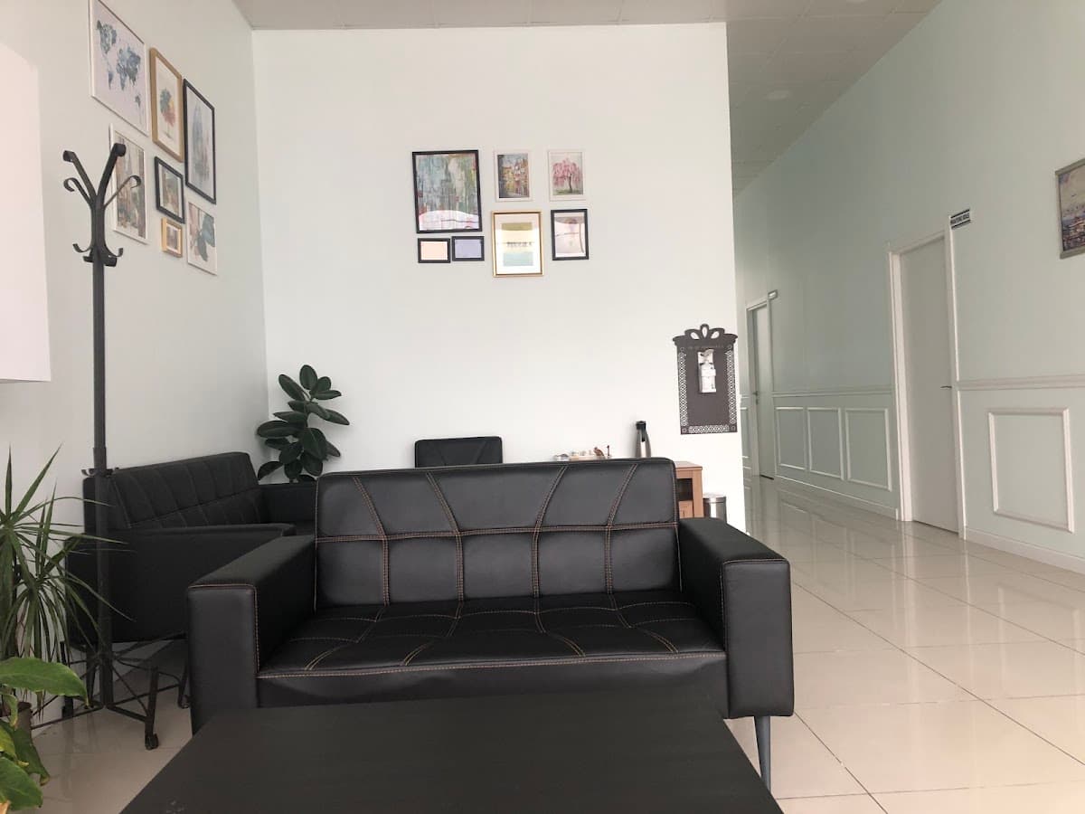 Kliniğin boş bekleme alanı; koltuklar ve duvarda çerçeveli sertifikalar