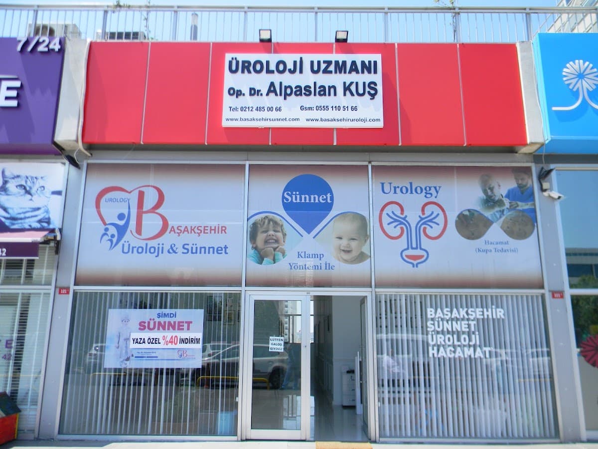 Alpaslan Kuş Üroloji ve Sünnet Kliniği binasının tabelalı ön cephesi