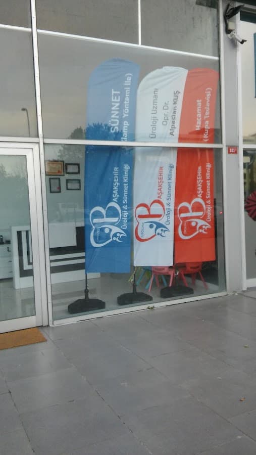 Kliniğin iç taraftan görünen giriş kapısı ve bilgilendirme afişleri