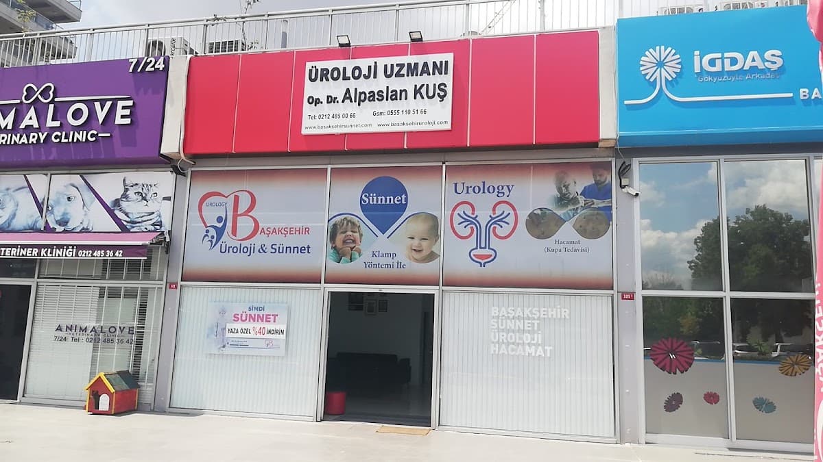 Kliniğin komşu binalarla birlikte görünen geniş açılı cephesi