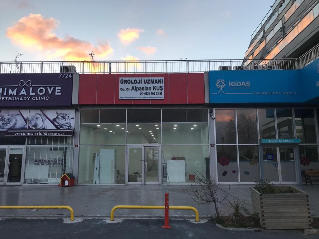 Kliniğin bulunduğu binanın karşı kaldırımdan görünümü